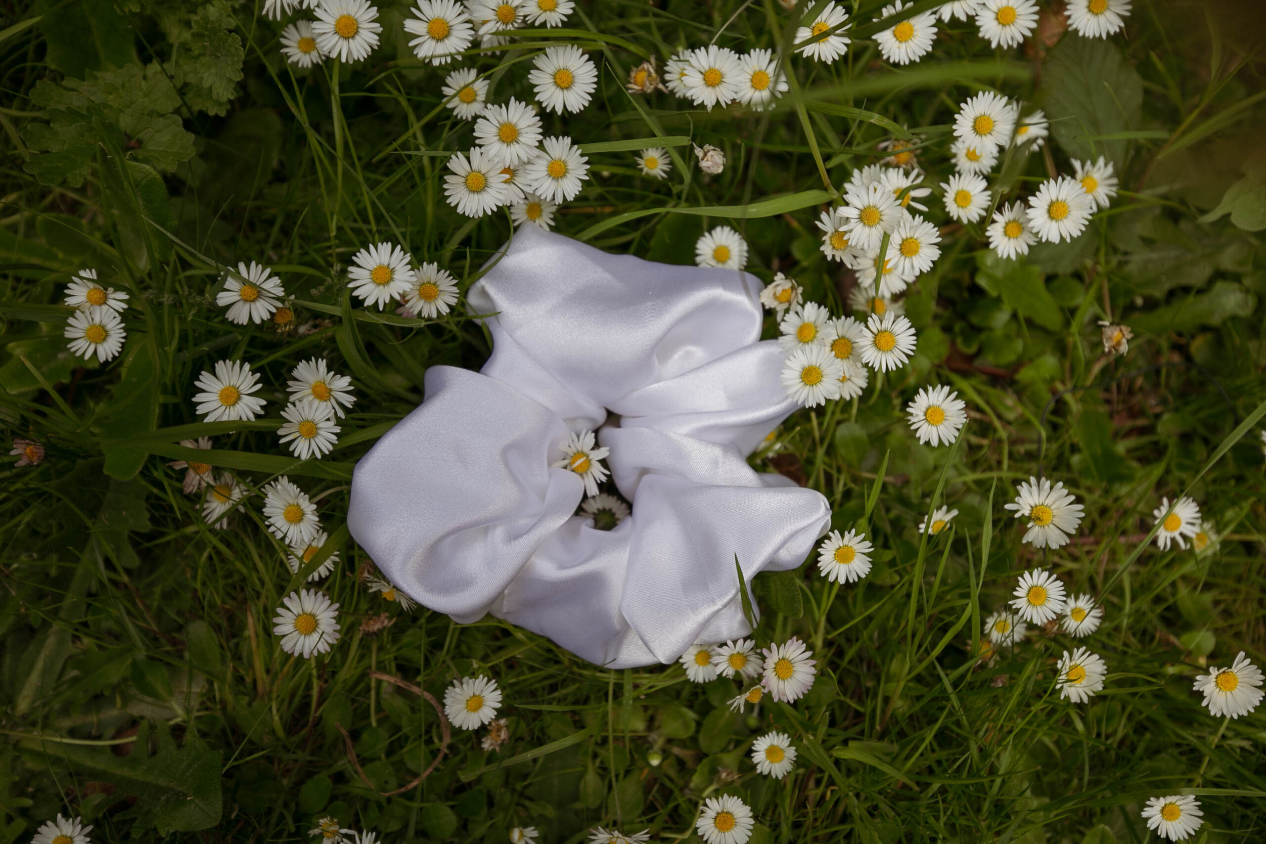 Terrasen-Inspired - White fluffy scrunchie - Image 6