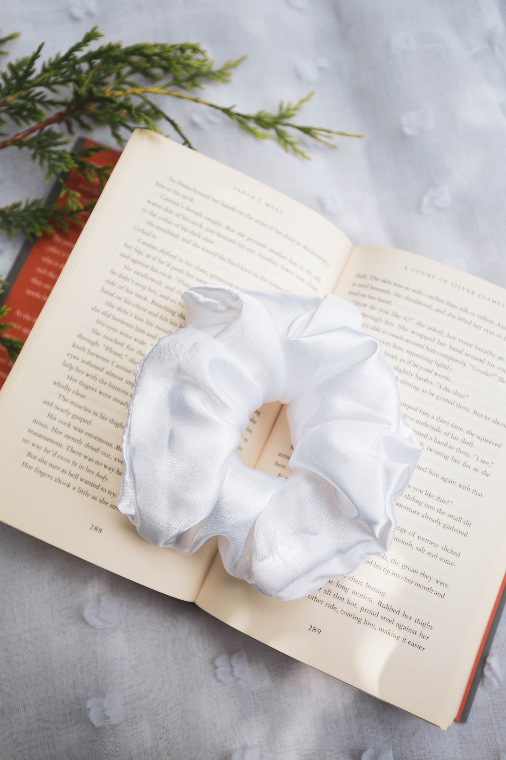 Terrasen-Inspired - White fluffy scrunchie