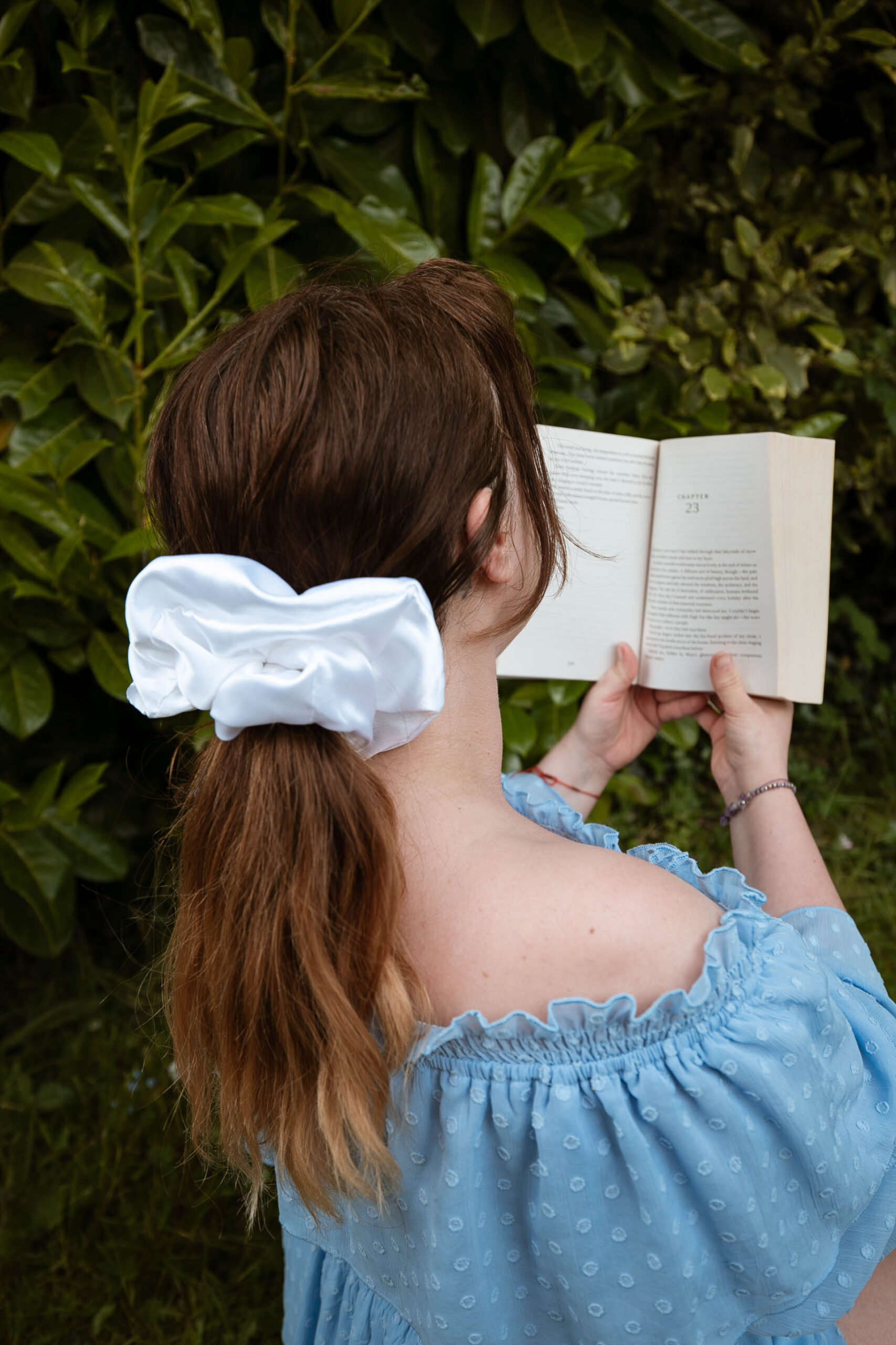 Terrasen-Inspired - White fluffy scrunchie - Image 2