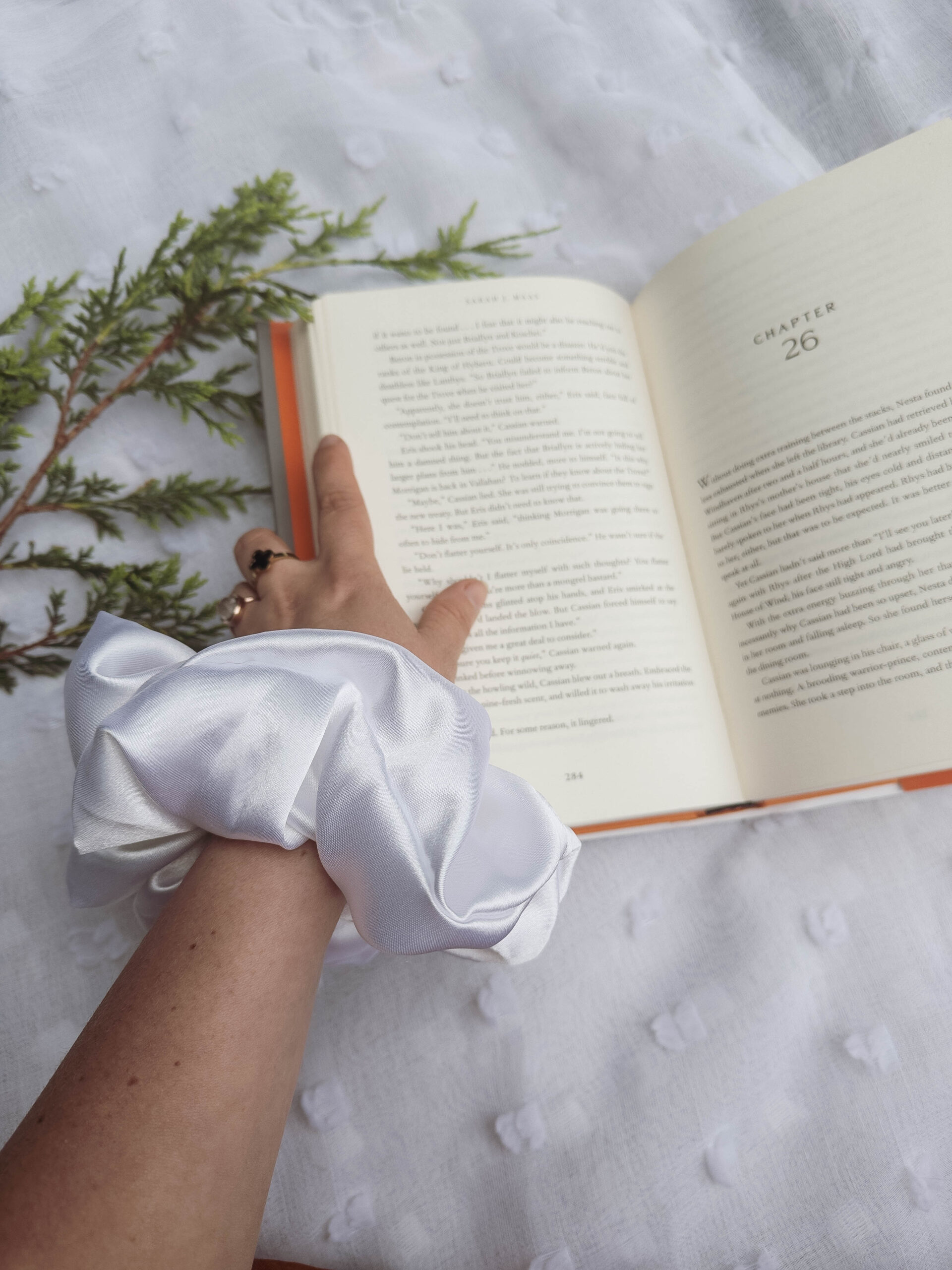 Terrasen-Inspired - White fluffy scrunchie - Image 3